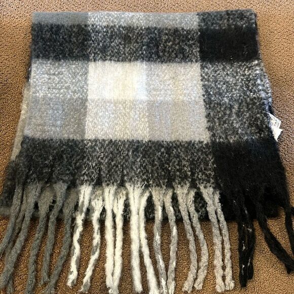 Renee’s NYC Checkered Fringed Pashmina Shawl Wrap - Picture 1 of 5